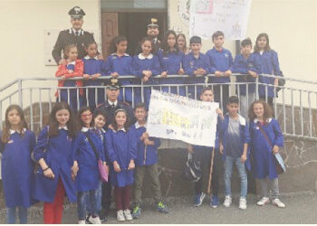 Gli alunni delle classi V^ della Scuola elementare Sant’Elia di Cirò in visita alla caserma dei Carabinieri